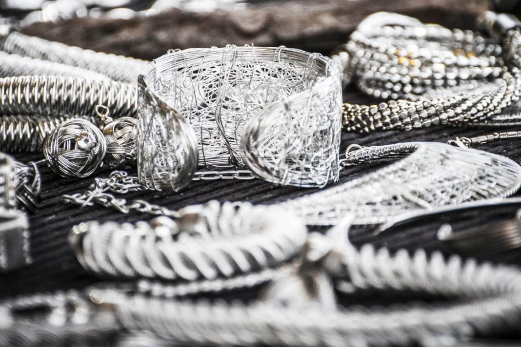 Perak Terkoreksi Tipis, Reli Masih “Hidup”